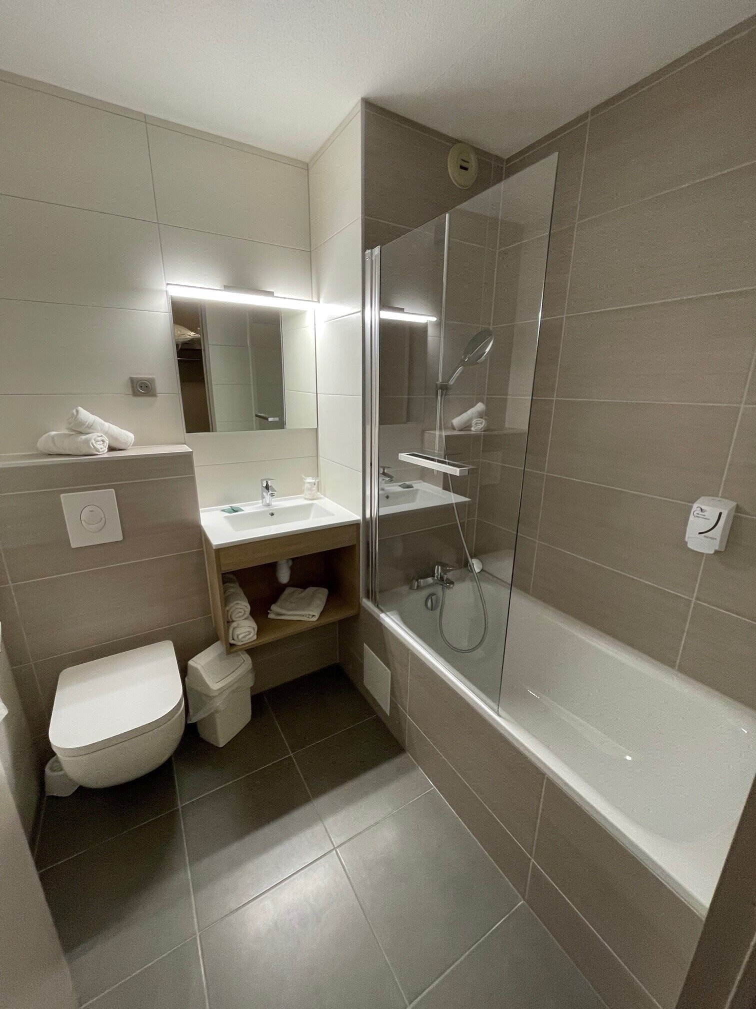 basic triple room | 1 bedroom, desk, free wifi