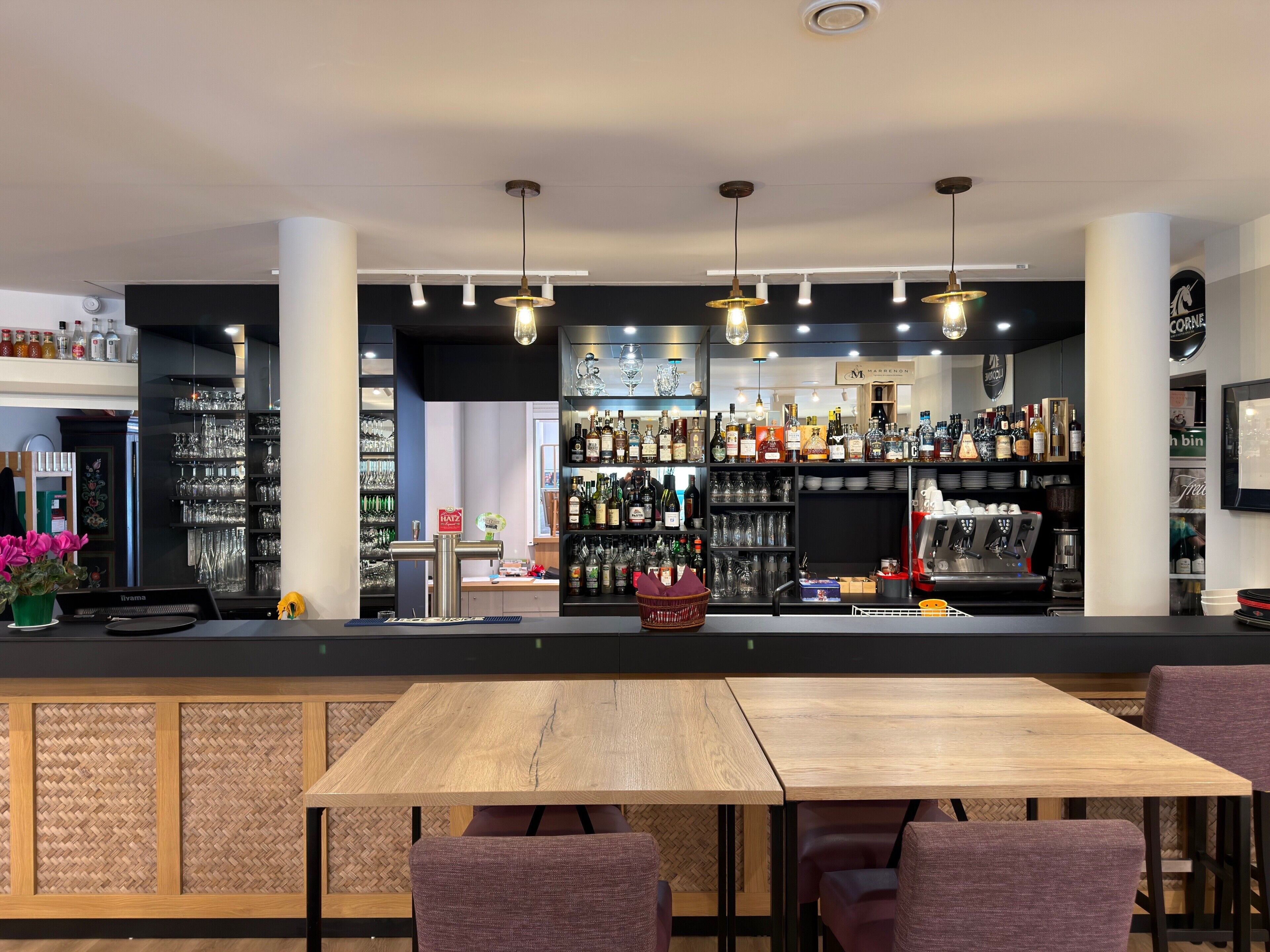 Breakfast, lunch, dinner served; French cuisine 