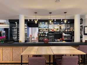 Se sirven desayunos, comidas, cenas y cocina francesa 