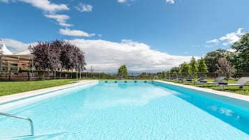 Alberca techada, alberca al aire libre por temporada y camastros