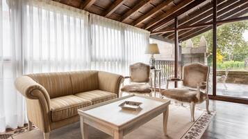 Deluxe Suite | Premium bedding, minibar, in-room safe, iron/ironing board