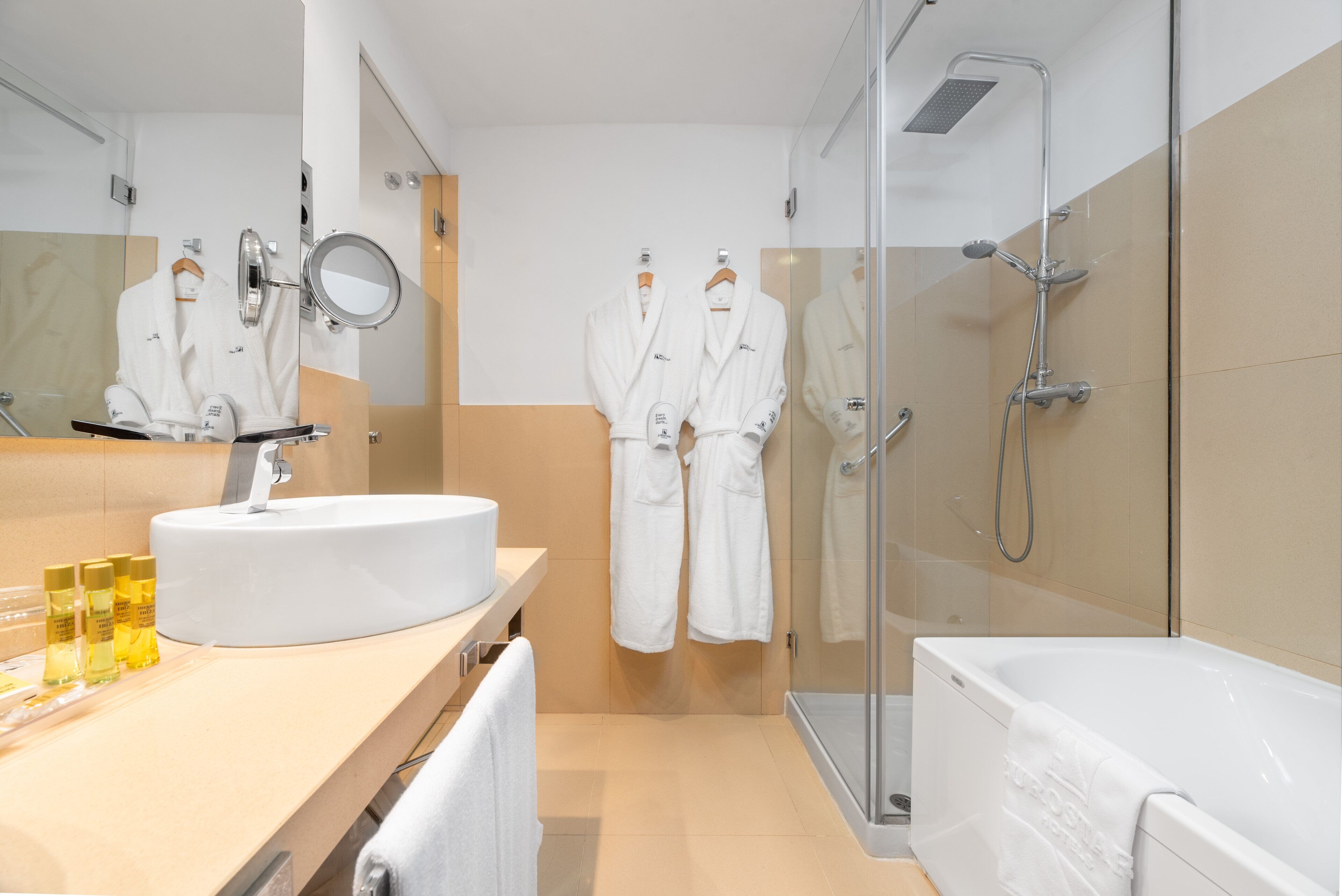 Un bagno moderno con lavandino, specchio e cabina doccia in vetro.