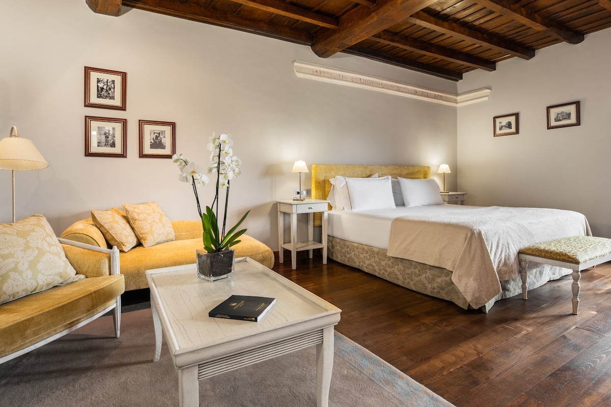 Premium bedding, minibar, in-room safe, iron/ironing board