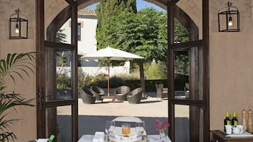 Serveert ontbijt, lunch, diner, Mediterrane gerechten, tuinzicht