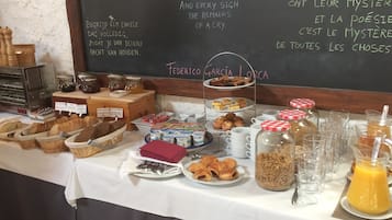 Free daily buffet breakfast