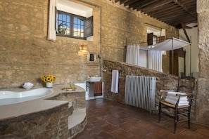 Deluxe Suite (El Granero) | Bathroom