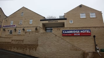 Ein Gebäude mit einer Rezeption und einem Schild für das Cambridge Hotel.