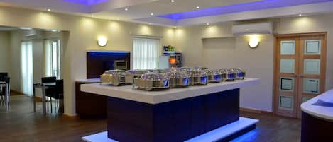 Komplett frukost varje dag (GBP 8.95 per person)