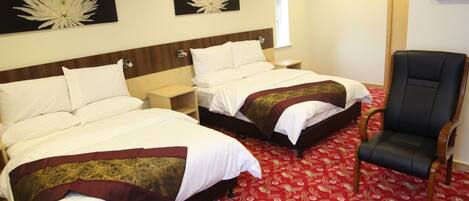 Cofres nos quartos, escrivaninha, ferros/tábuas de passar roupa