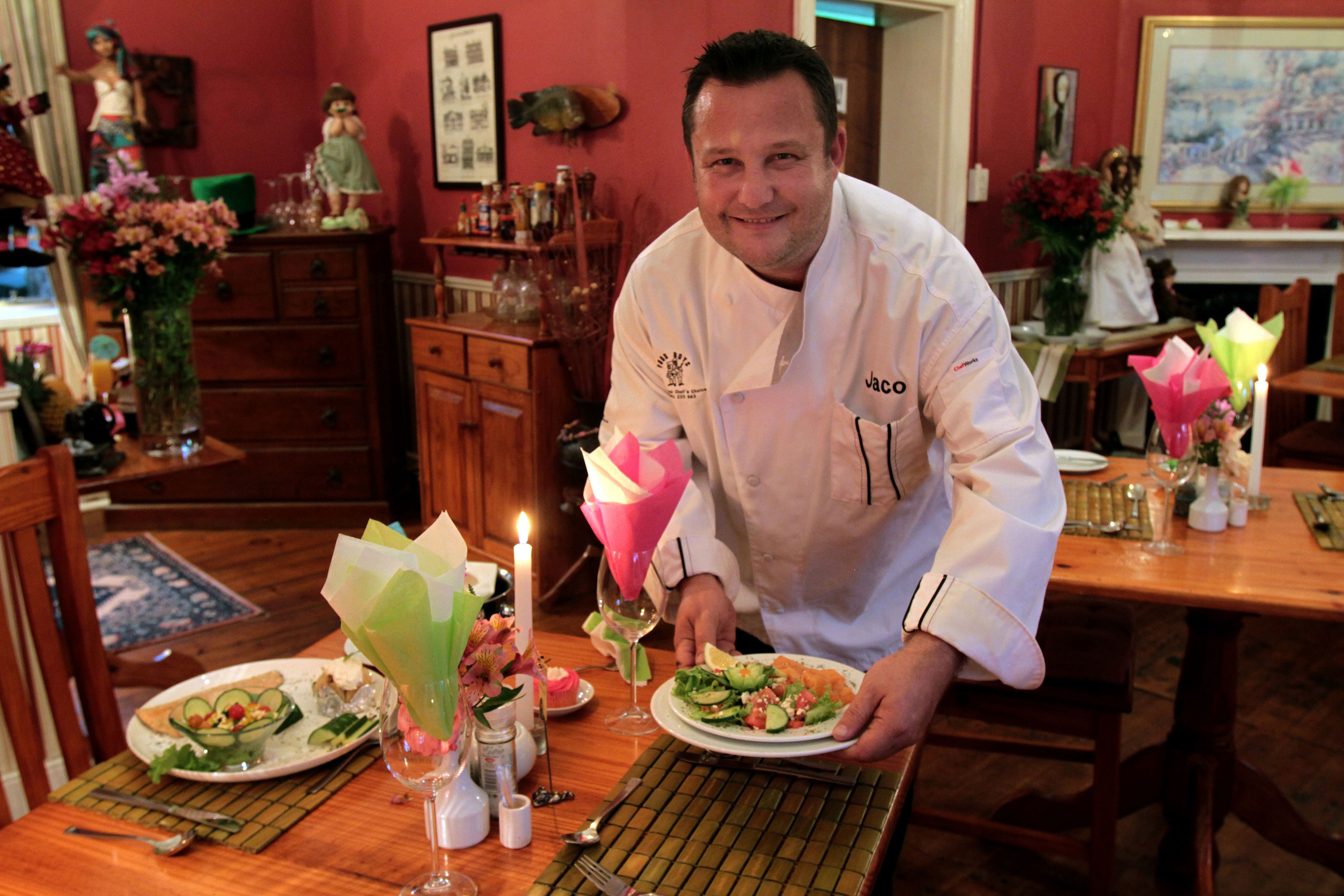 Phục vụ bữa sáng và bữa tối 