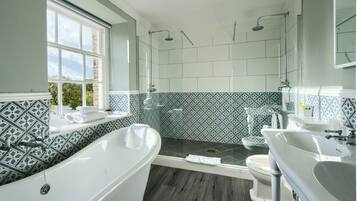 Master Suite | ห้องน้ำ | ฝักบัวในอ่างอาบน้ำ, เรนชาวเวอร์, ไดร์เป่าผม, ผ้าเช็ดตัว