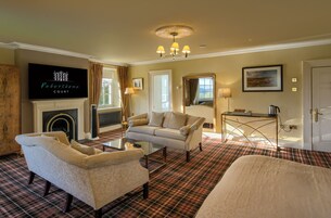 Master Suite | Desk, iron/ironing board, free WiFi