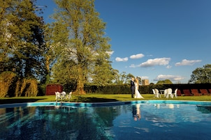 Una piscina al aire libre de temporada