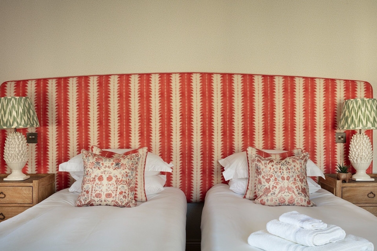 Twin Room | Egyptian cotton sheets, premium bedding, desk, free WiFi