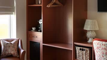 Egyptian cotton sheets, premium bedding, desk, free WiFi