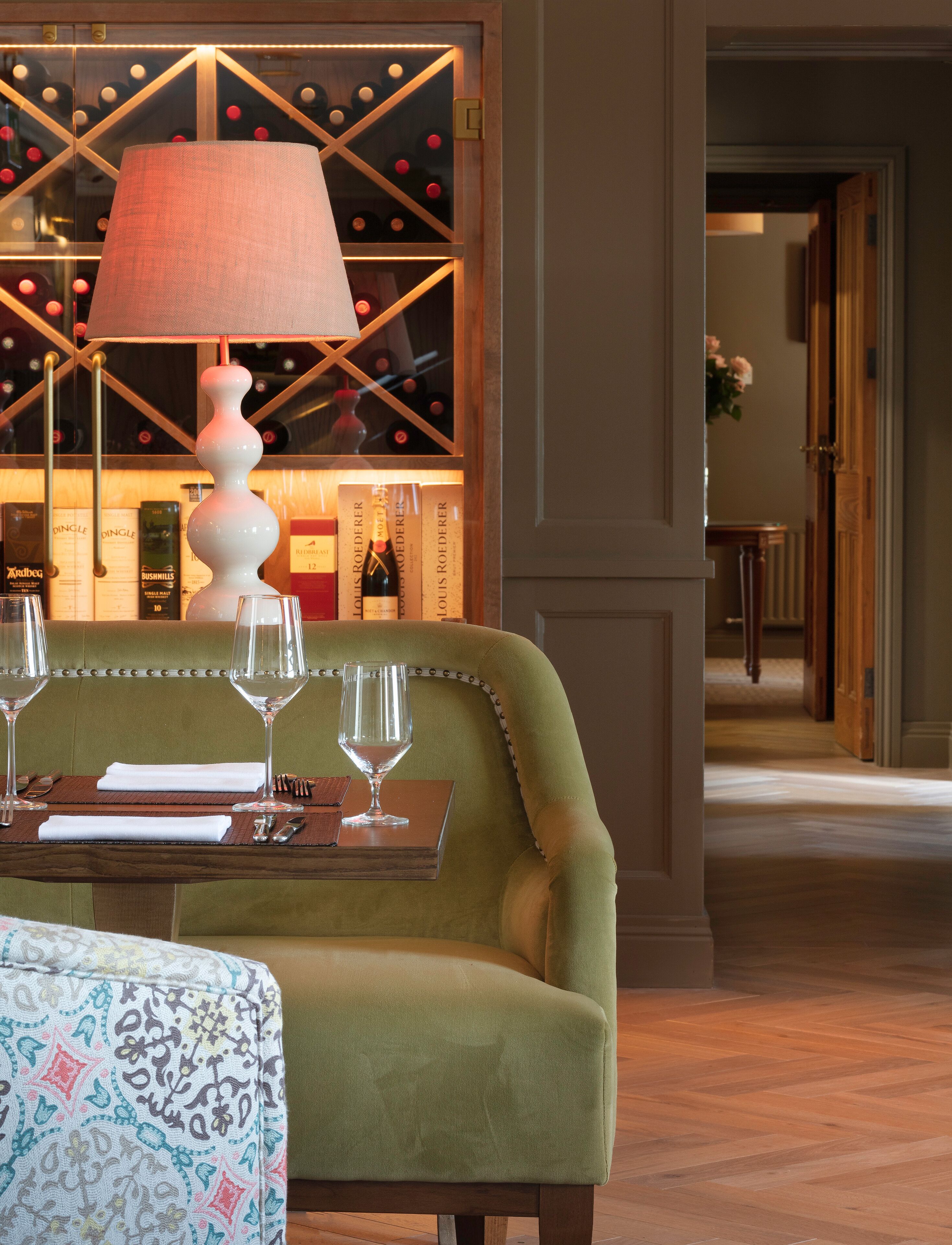 Se sirven desayunos, cenas y cocina local con vista al campo de golf