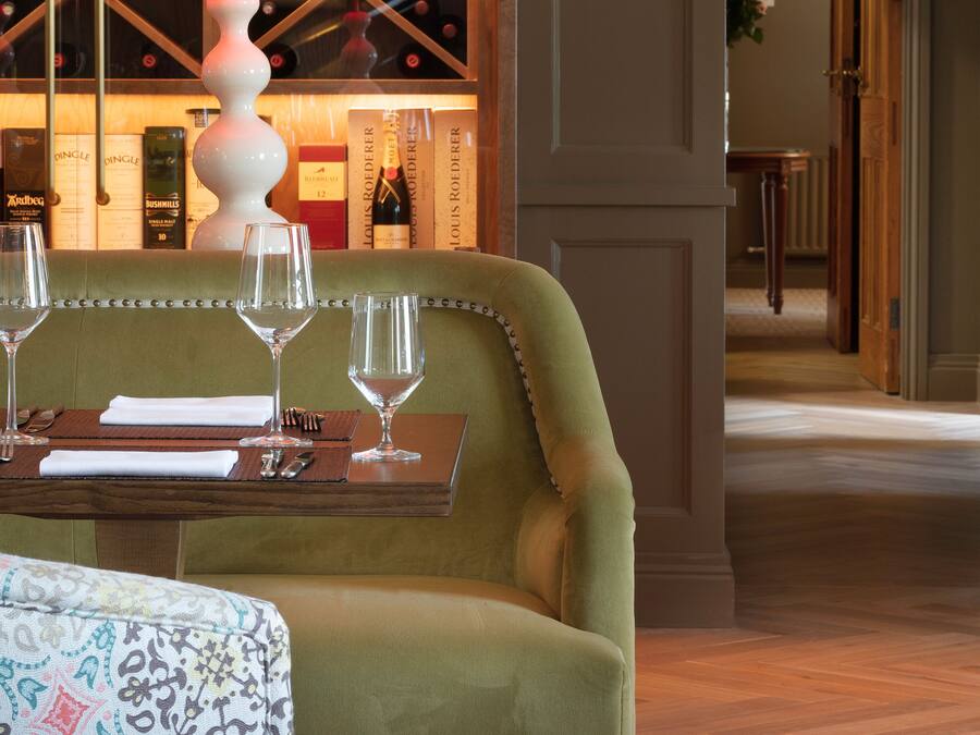 Se sirven desayunos y cenas; cocina local; con vista al campo de golf