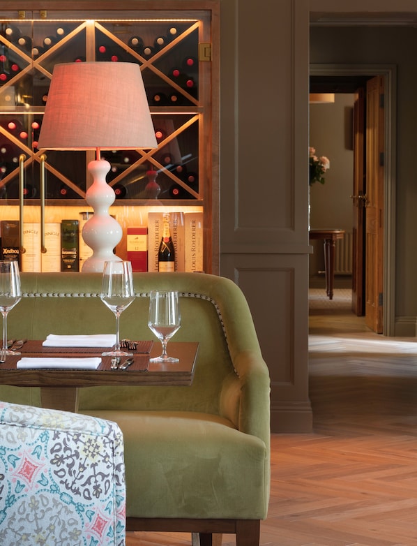 Frokost og middag serveres, lokale retter, utsikt mot golfbanen