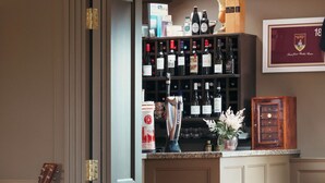A bar area with stools, a guitar, and a wine rack. - Teach de Broc (Ballybunion)