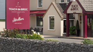 A country house hotel with a sign for 'TEACH de BROC' and 'Strollers' bar & bistro. - Teach de Broc (Ballybunion)