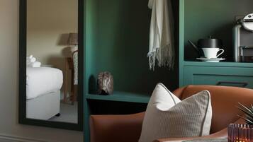 Egyptian cotton sheets, premium bedding, desk, free WiFi