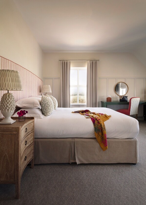 Kahden hengen huone | Egyptinpuuvillaiset lakanat, ylelliset vuodevaatteet, työpöytä