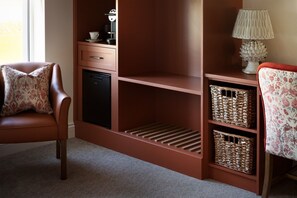 Egyptian cotton sheets, premium bedding, desk, free WiFi