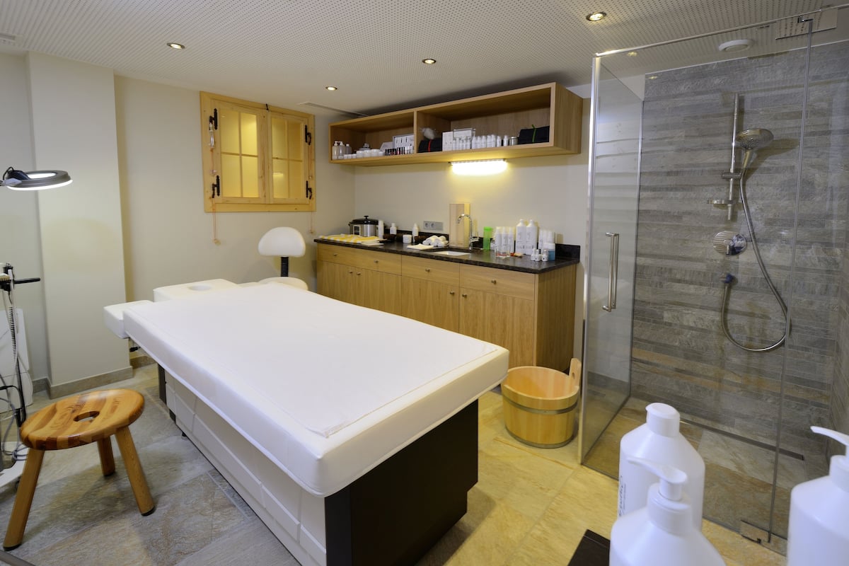 sauna, hot tub, steam room, body treatments, hot stone massages