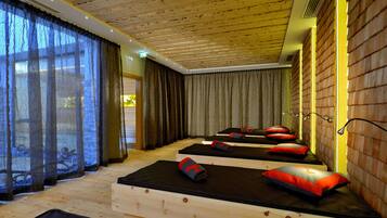 Sauna, hot tub, ruang uap, perawatan tubuh, dan pijat dengan batu panas