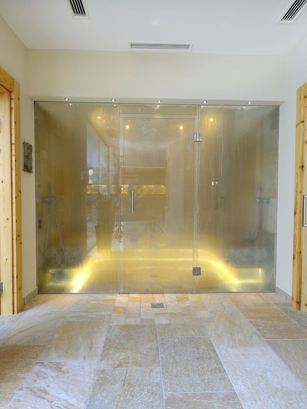Sauna, tina de hidromasaje, baño de vapor y tratamientos corporales