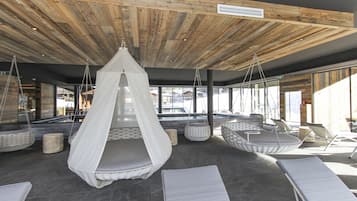 Piscine couverte, piscine extérieure, parasols de plage, chaises longues