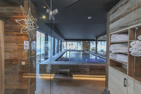 Indoor pool, outdoor pool, pool umbrellas, pool loungers. Hotel Edelweiss