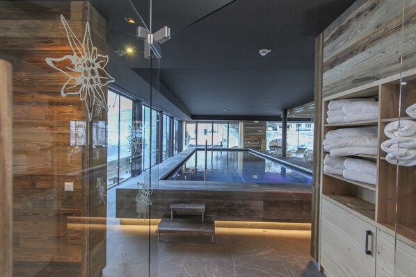 Indoor pool, outdoor pool, pool umbrellas, pool loungers - Hotel Edelweiss (Saalbach-Hinterglemm)