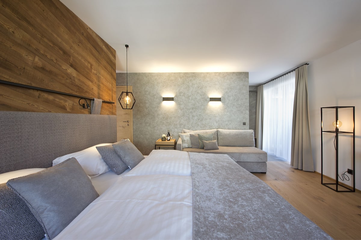Familiekamer | Luxe beddengoed, een kluis op de kamer, geluiddichte muren, extra bedden