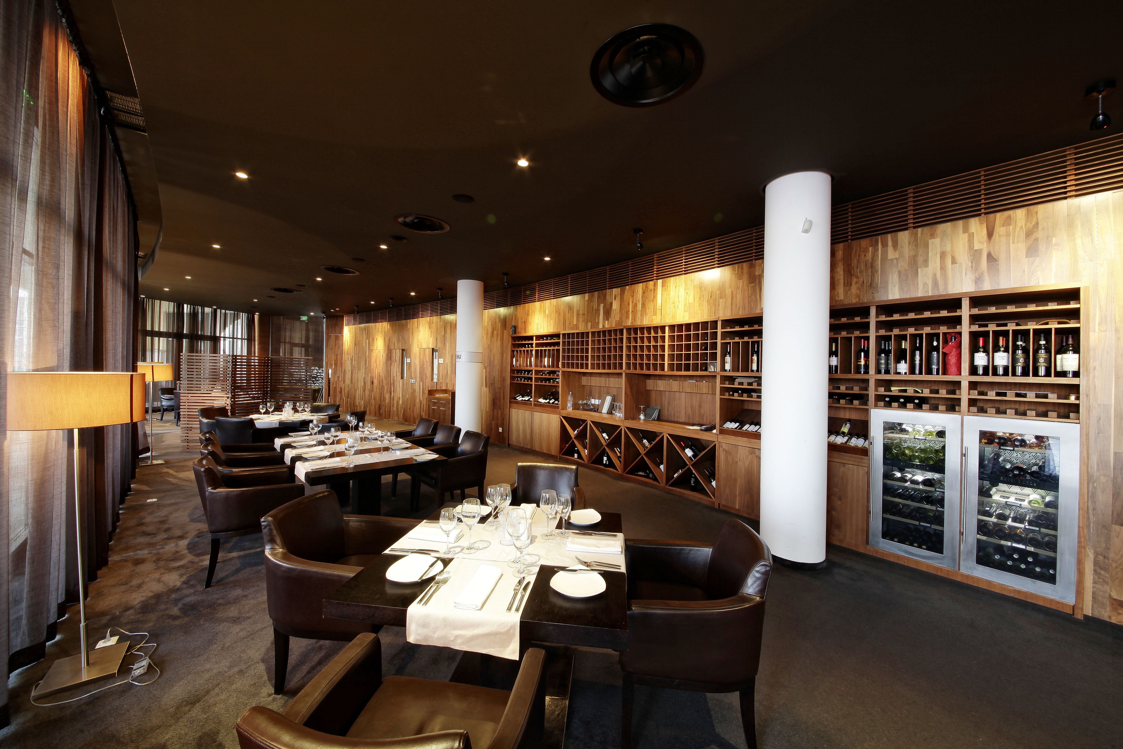 4 restaurants, breakfast, lunch, dinner served; international cuisine