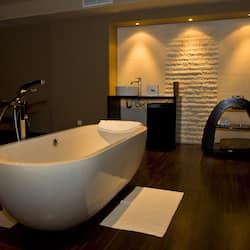 Deep-soaking bathtub