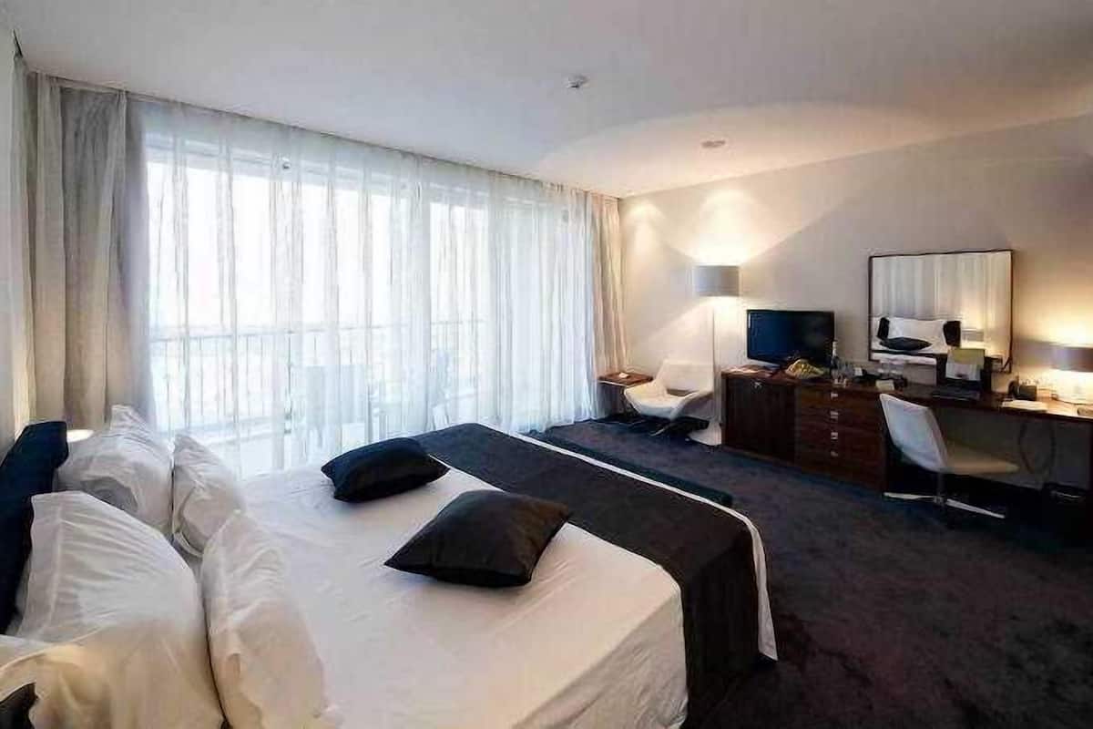 Ropa de cama de alta calidad y minibar