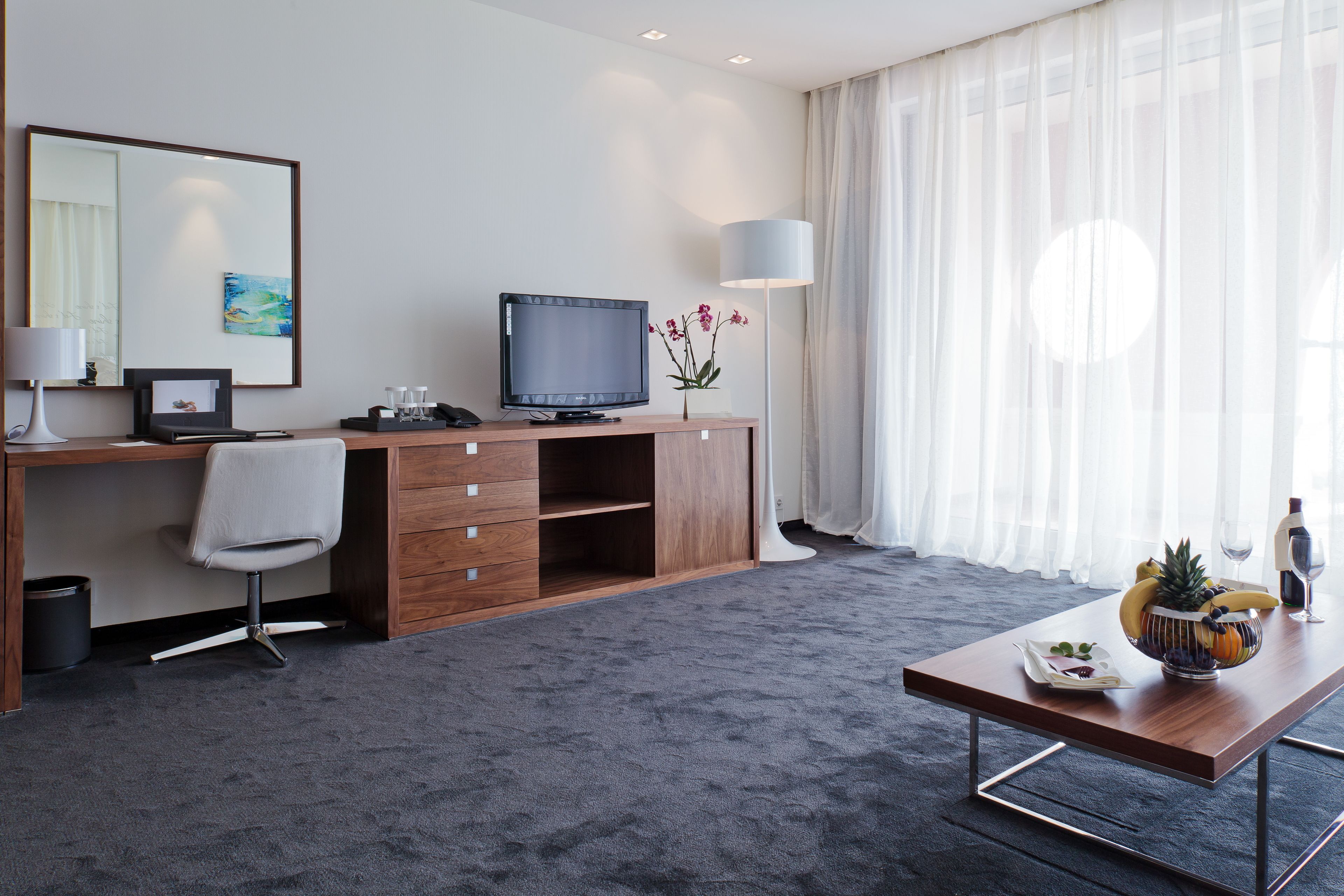 suite, sea view | living area | flat-screen tv