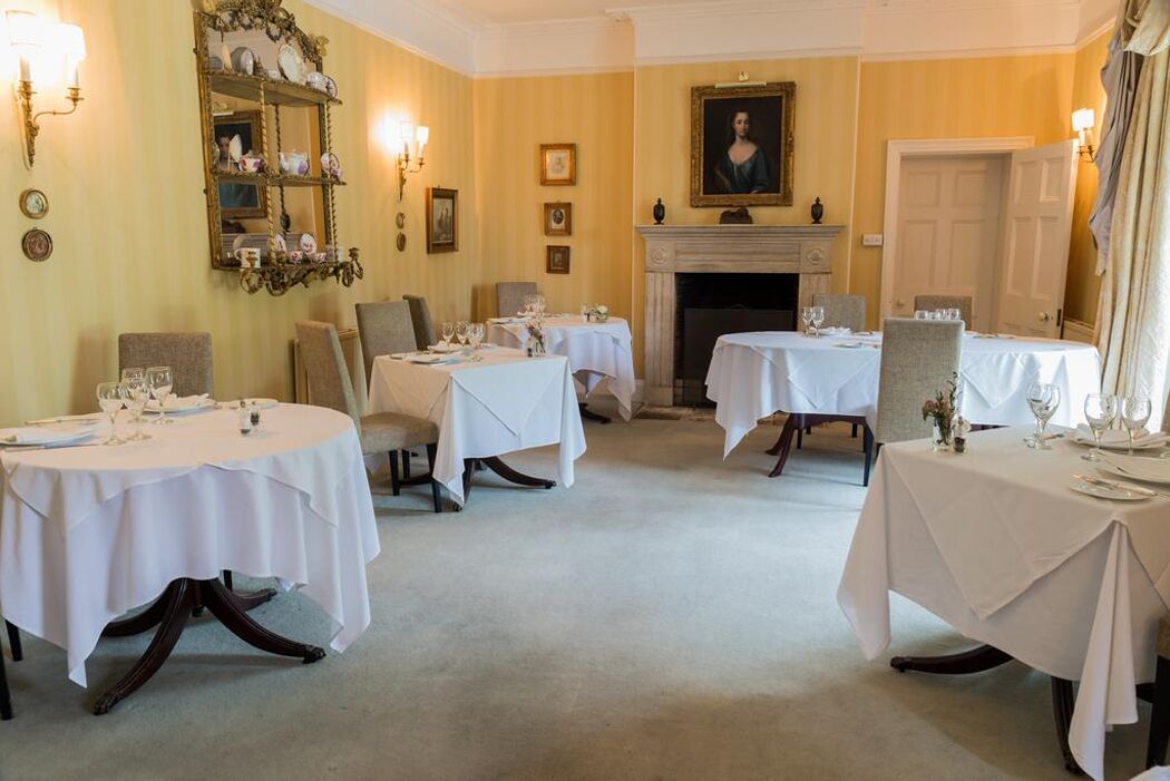 2 restaurants, lunch, dinner served; international cuisine