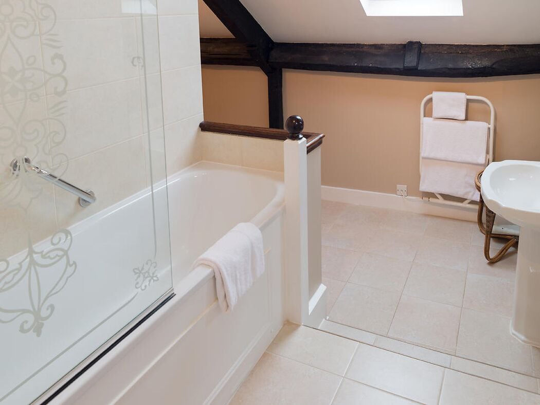 double room | bathroom | combined shower/bathtub, free toiletries, hair dryer, towels