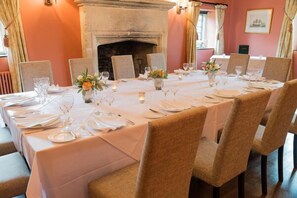 2 restaurants; ze serveren er lunch en diner 