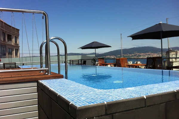 Außenpool (je nach Saison geöffnet), Liegestühle