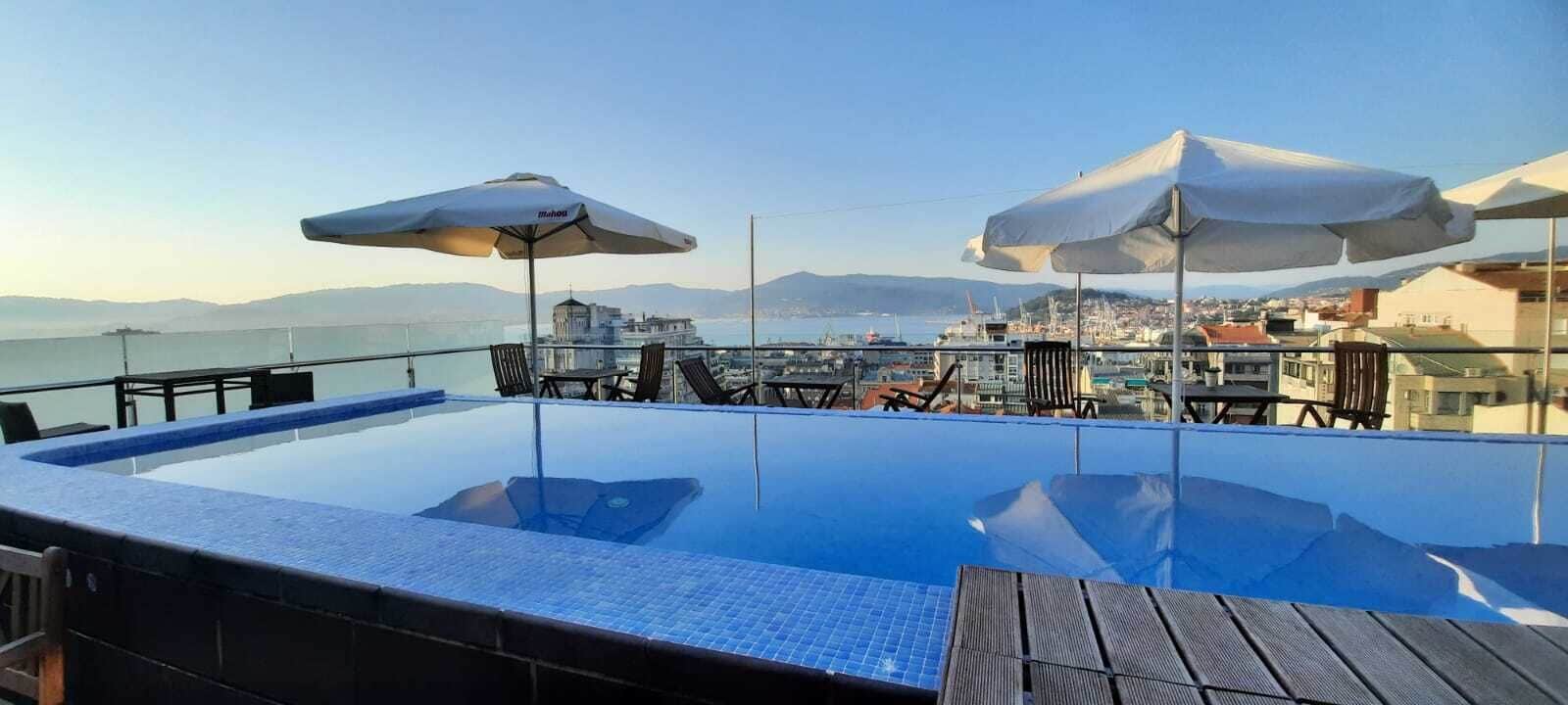 Piscina a l&#x27;aire lliure de temporada i gandules 