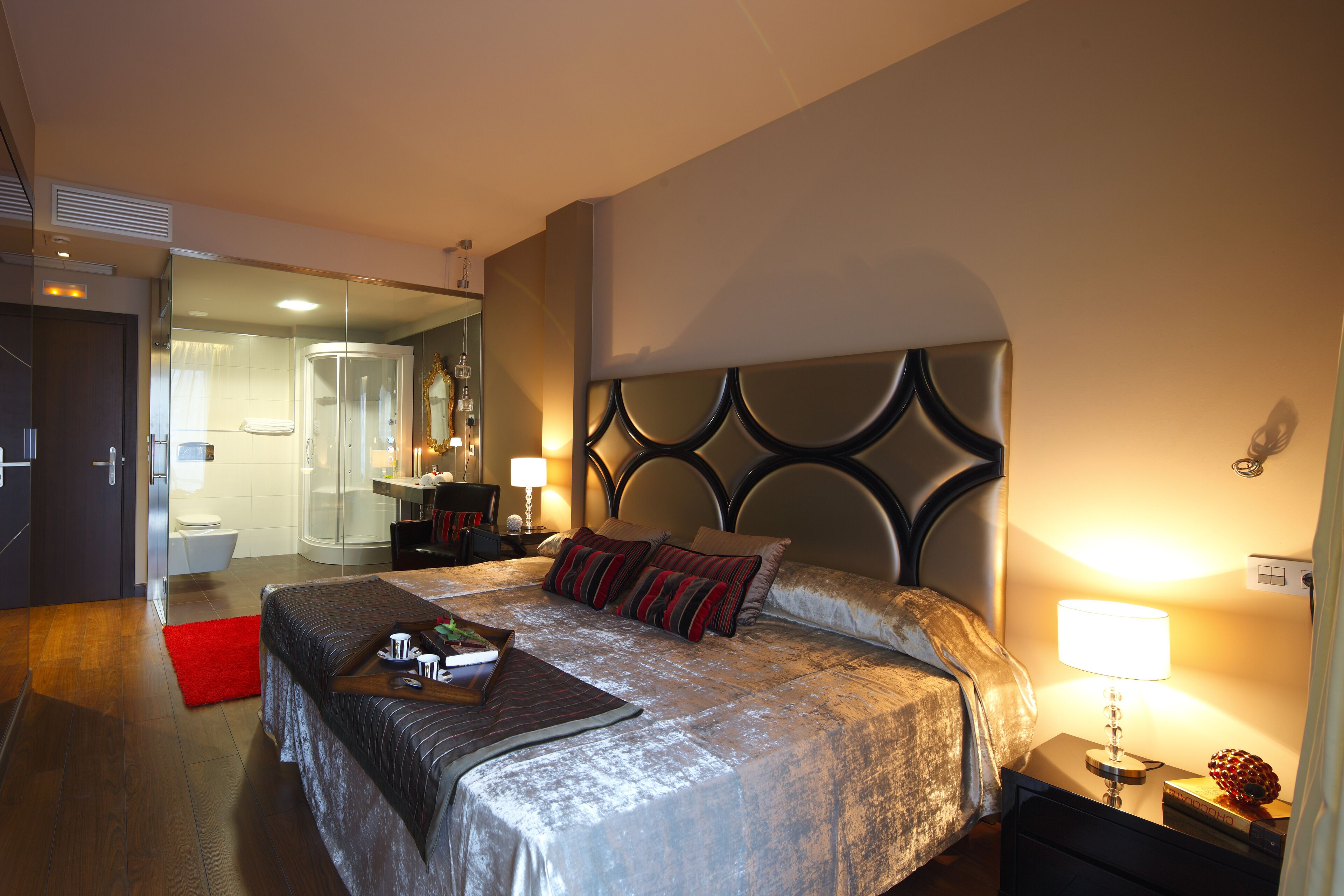 deluxe double or twin room | 1 bedroom, minibar, in-room safe, laptop workspace