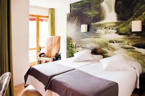 Escritorio, tabla de planchar con plancha, wifi gratis y ropa de cama