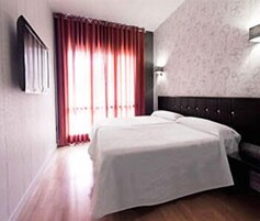 Habitación triple | Escritorio, tabla de planchar con plancha, wifi gratis y ropa de cama