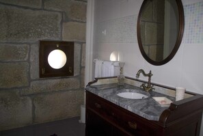Habitación doble Premium, 1 cama matrimonial, tina | Baño | Secadora de cabello