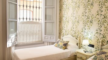 Double room 2 beds - private bathroom | Cadar Frette Itali, katil Select Comfort, langsir/tirai gelap terus