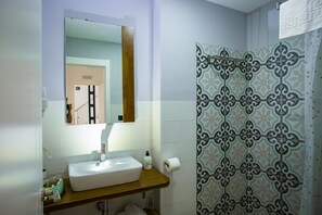 Double room 2 beds - private bathroom | 욕실 | 헤어드라이어, 타월