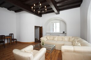 Superior Double Room | Living room | 40-inch flat-screen TV with satellite channels, TV - Schlossparkhotel Mariakirchen (Arnstorf)